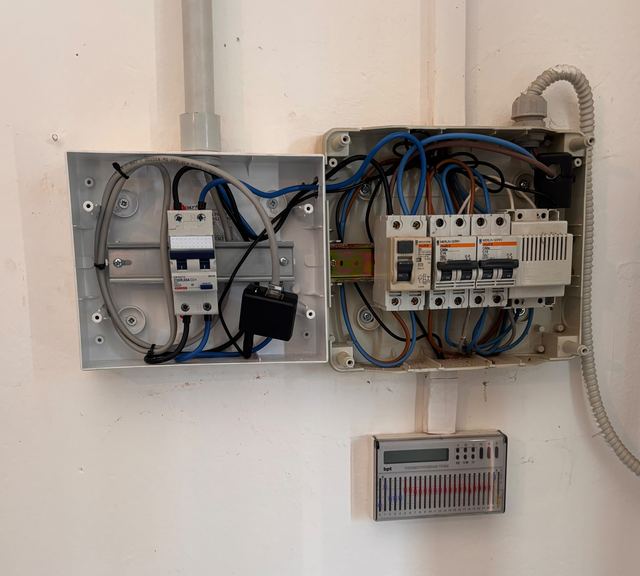 Cablaggio del nuovo centralino accanto al quadro esistente, durante i lavori