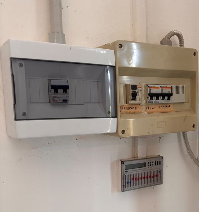 Nuovo centralino di protezione affiancato al quadro elettrico esistente, a lavori finiti