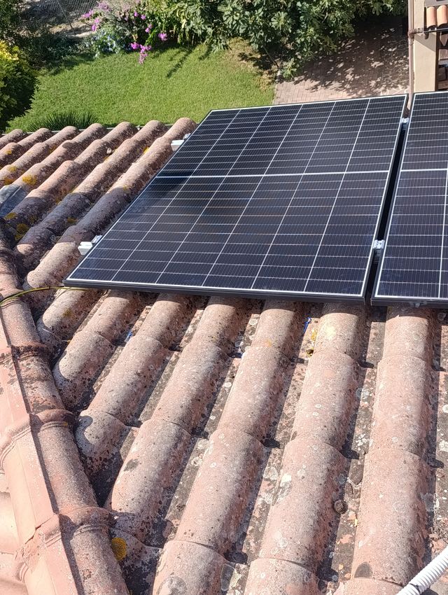 Impianto fotovoltaico su tetto in coppi