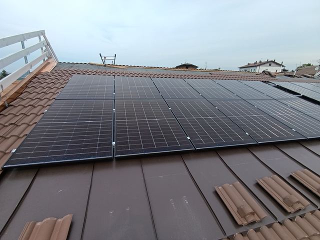 Moduli fotovoltaici posati tra le tegole della copertura