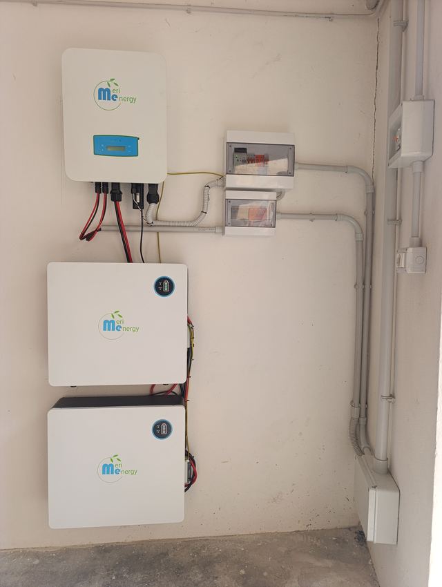 Inverter ibrido con due batterie di accumulo e quadri di protezione