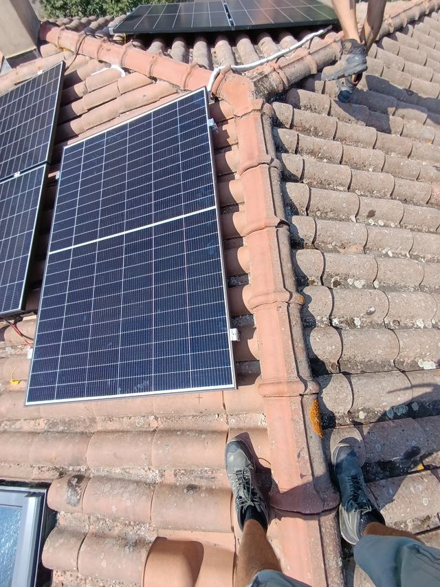 Posa dei moduli fotovoltaici su tetto in coppi, durante il cantiere