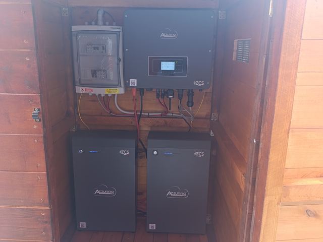 Inverter ibrido e due batterie di accumulo ZCS Azzurro in un armadio di legno