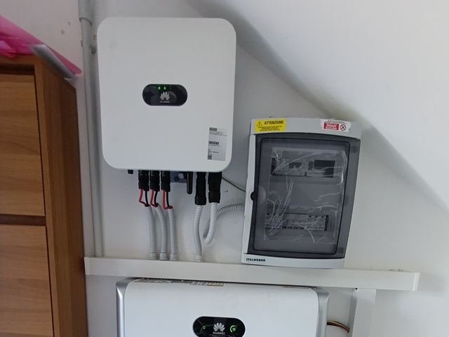 Inverter Huawei con batteria di accumulo e quadro di protezione, in mansarda