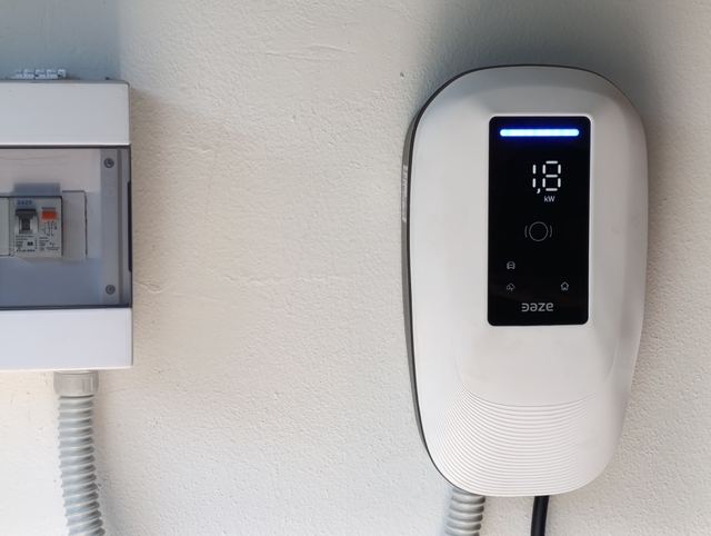 Wallbox DAZE in ricarica a 1,8 kW, con quadretto di protezione dedicato