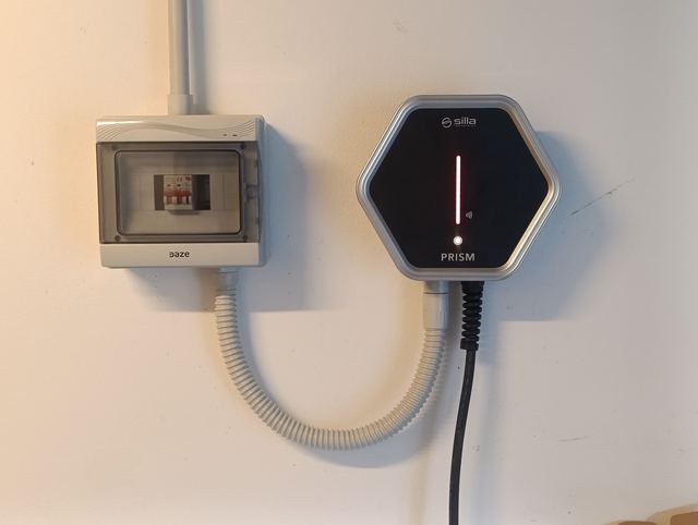 Wallbox Silla Prism installata accanto al quadretto di protezione
