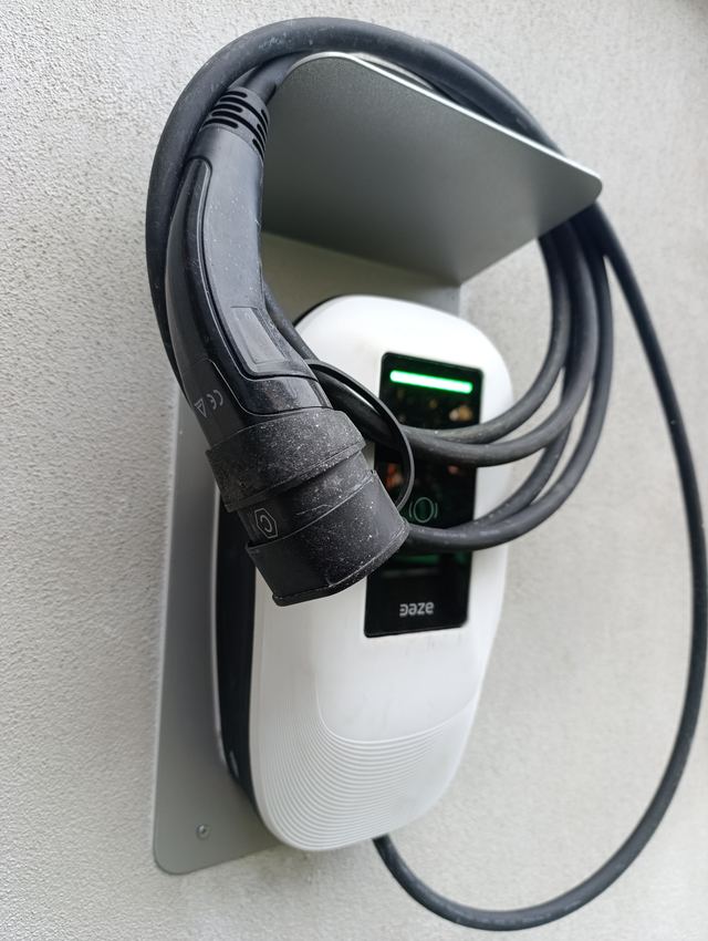 Wallbox DAZE con cavo di ricarica avvolto sul supporto a parete