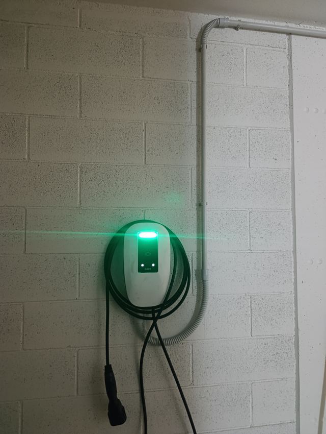 Wallbox DAZE in garage, alimentata con linea dedicata in canalina