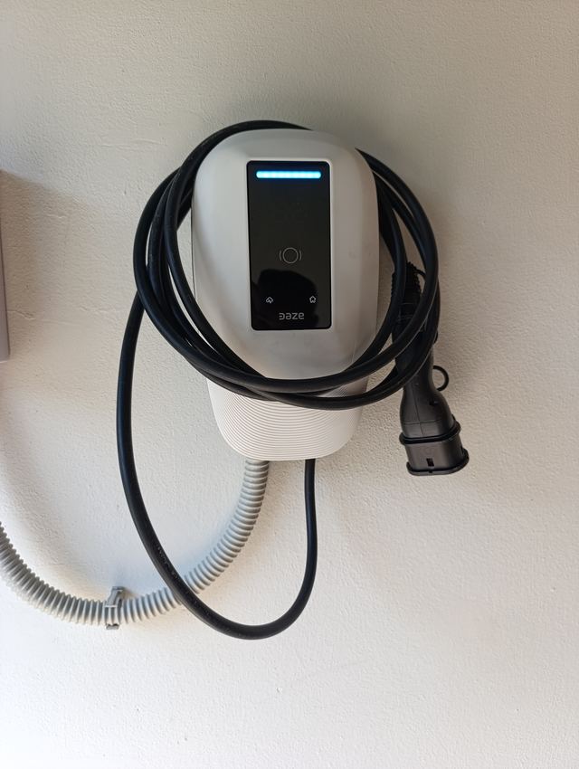 Wallbox DAZE con cavo di ricarica e alimentazione in tubo corrugato