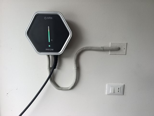 Wallbox Silla Prism alimentata con linea in tubo corrugato