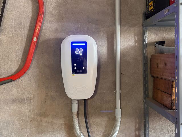 Wallbox DAZE in ricarica a 2,2 kW, installata in un garage